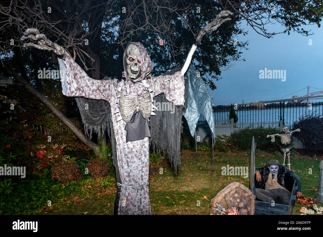 New York, Stati Uniti d'America, 25 ottobre 2019. Decorazioni di Halloween e attori spaventare i visitatori nei giardini di Gracie Mansion durante il tradizionale annuale festa di Halloween per i bambini ospitati da New York City Mayor Bill de Blasio e la First Lady Chirlane McCray presso la loro residenza ufficiale. Credito: Enrique Shore/Alamy Live News Foto Stock