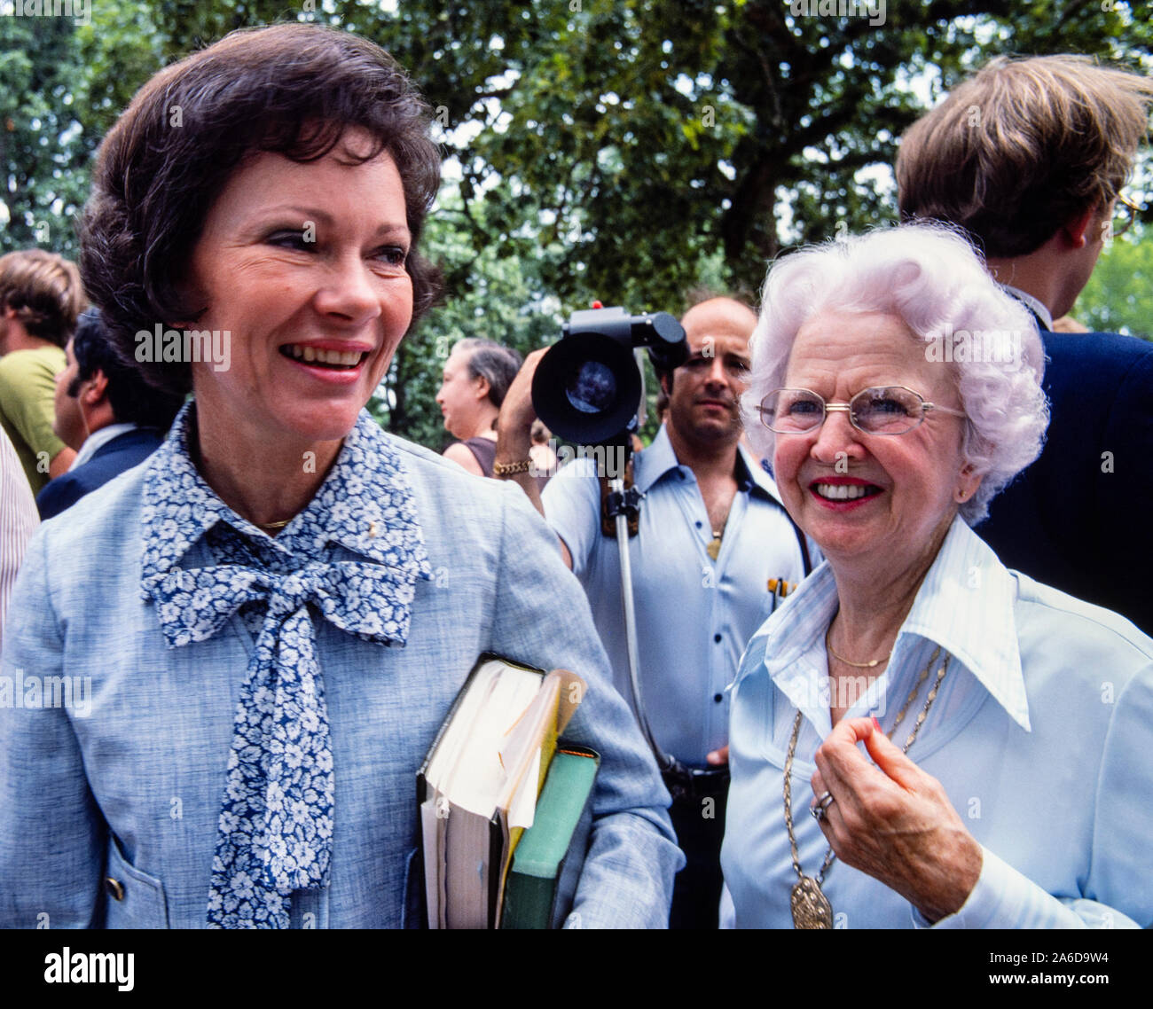 Prima Signora Rosalynn carter che tiene la Bibbia della famiglia carter e sua madre Allie Smith. Foto Stock