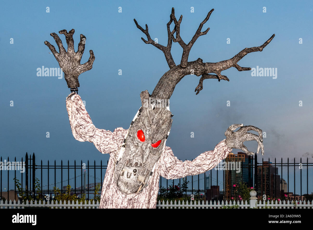 New York, Stati Uniti d'America, 25 ottobre 2019. Una Decorazione Halloween spaventa i visitatori nei giardini di Gracie Mansion durante il tradizionale annuale festa di Halloween per i bambini ospitati da New York City Mayor Bill de Blasio e la First Lady Chirlane McCray presso la loro residenza ufficiale. Credito: Enrique Shore/Alamy Live News Foto Stock