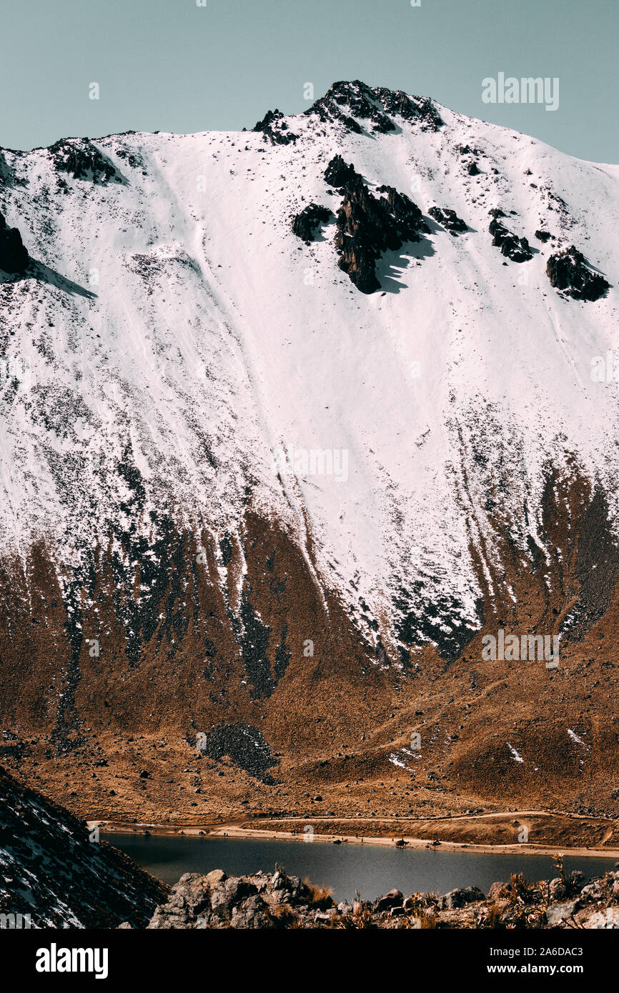 La neve copre il cratere inattivo del Nevado de Toluca, 5000 metri sopra il livello del mare. Foto Stock