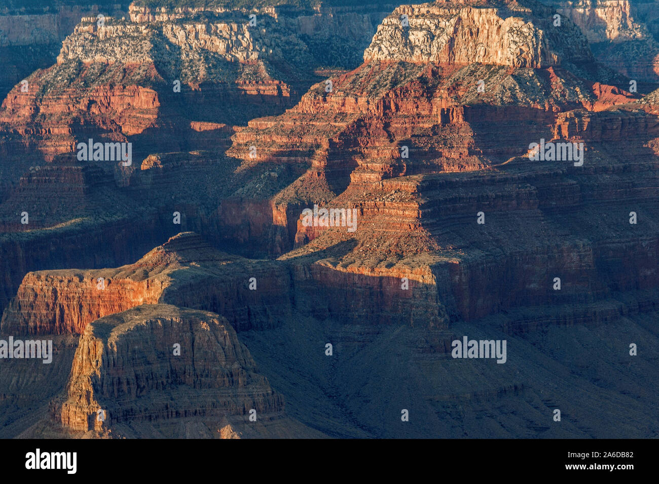 Scogliere e Sentieri nel Parco Nazionale del Grand Canyon al tramonto Foto Stock