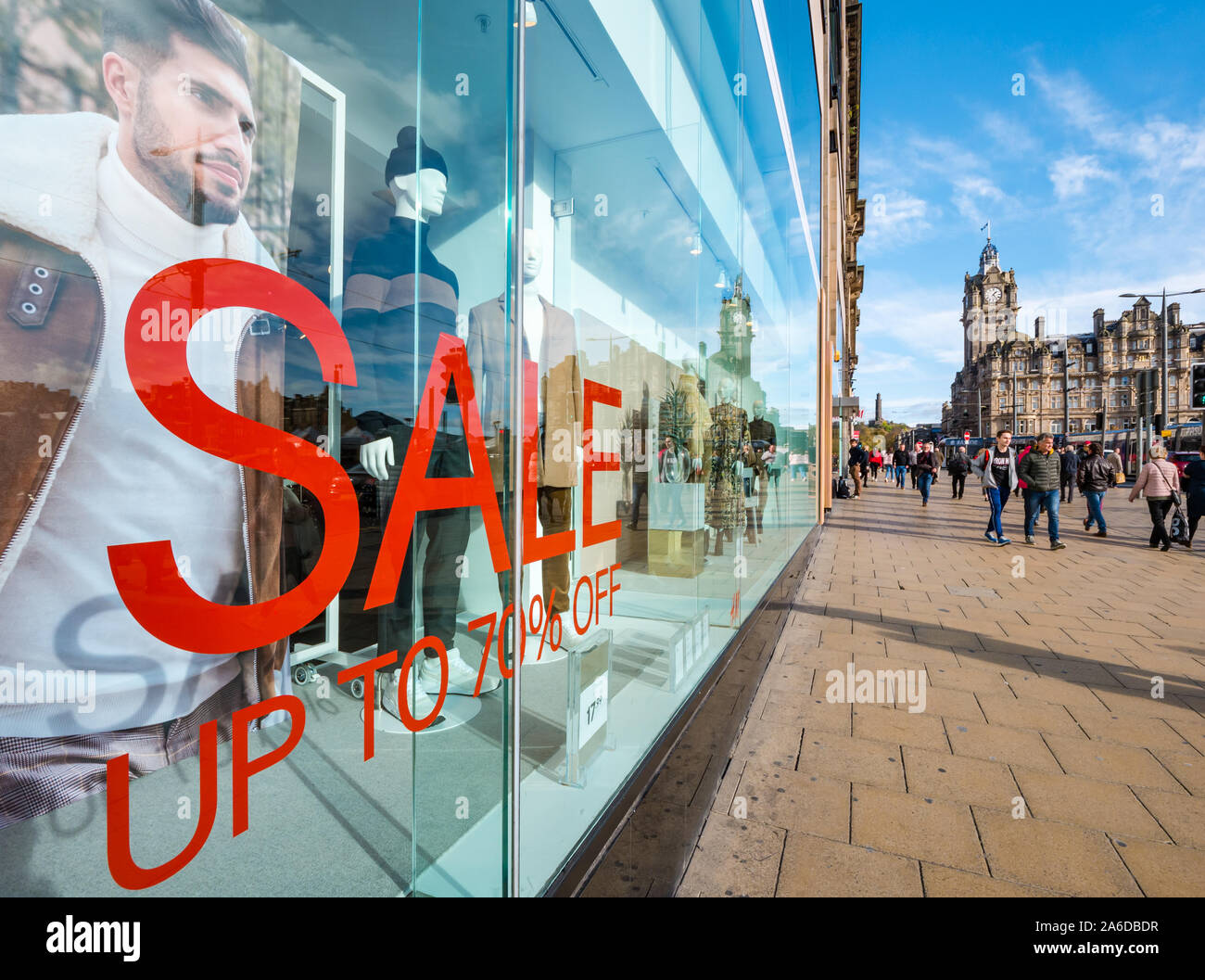 Cartello vendita vetrina, che offre il 70% di sconto, Princes Street, Edimburgo, Scozia, Regno Unito Foto Stock