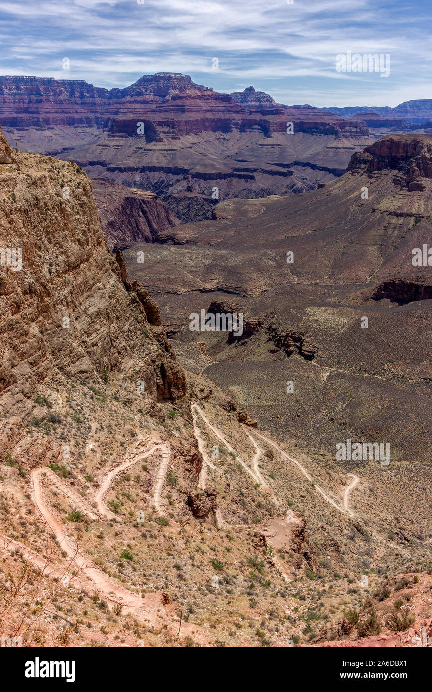 Vista del ripido, ritorcitura South Kaibab Trail nel Grand Canyon guardando verso il basso in corrispondenza di ciò che è a venire. Foto Stock
