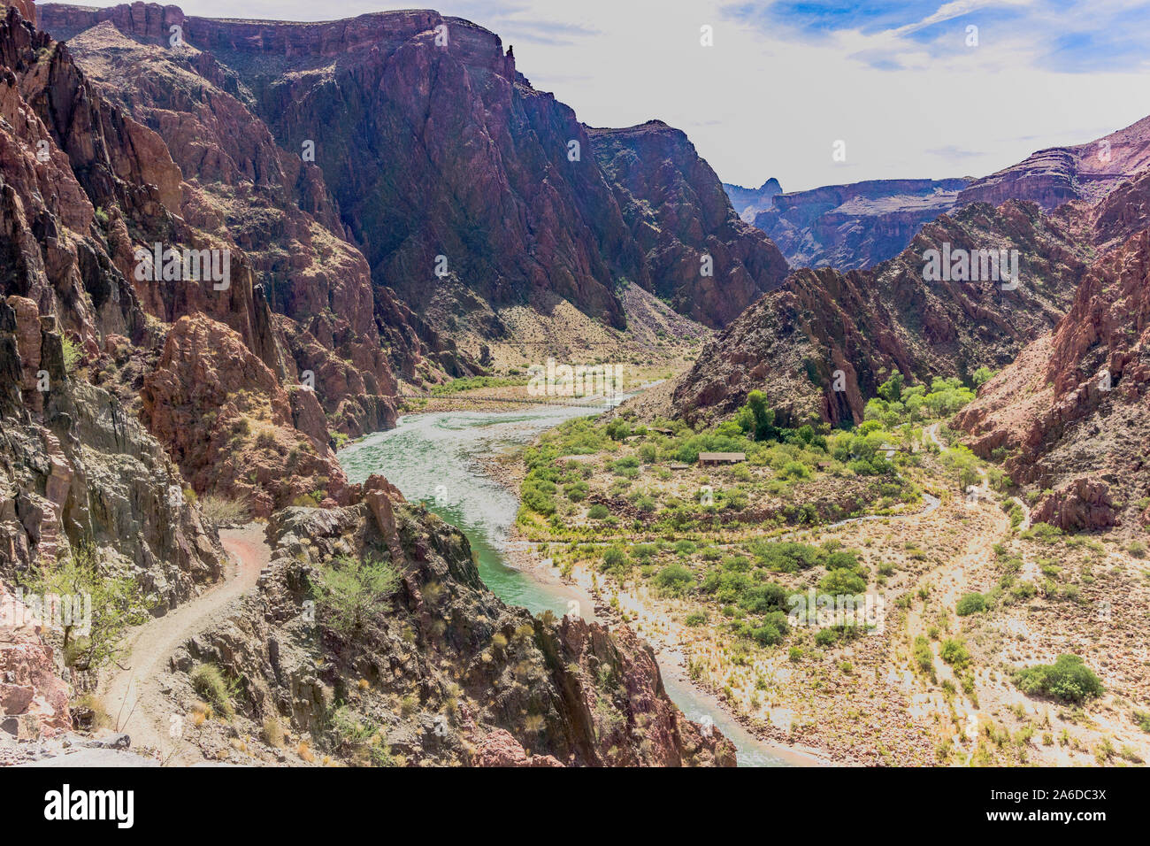 Il fiume Colorado a South Kaibab Trail vicino Phantom Ranch nel Grand Canyon con ampia vista del Canyon Foto Stock