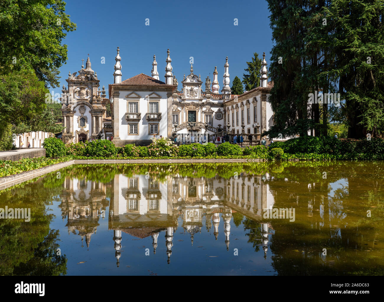 Vila Real, Portogallo - 13 August 2019: la riflessione di villa di fronte all ingresso del Palazzo Mateus in Vila Real, Portogallo Foto Stock