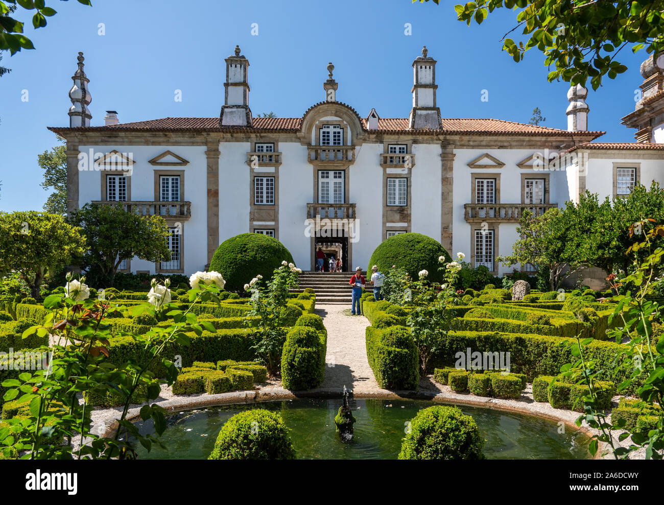 Vila Real, Portogallo - 13 August 2019: ingresso posteriore e ornato di giardini di Palazzo Mateus in Vila Real, Portogallo Foto Stock