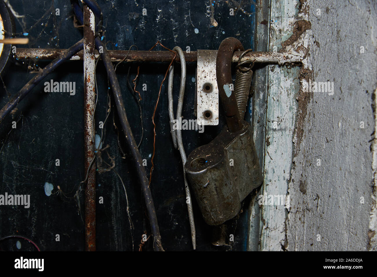 Vecchio lucchetto arrugginito sulla parete closeup nella vecchia officina in Russia Foto Stock