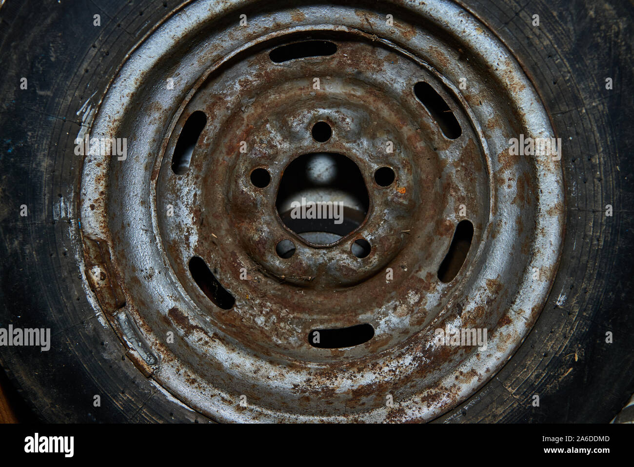 Vecchio arrugginito cerchione della vecchia vettura russa closeup Foto Stock