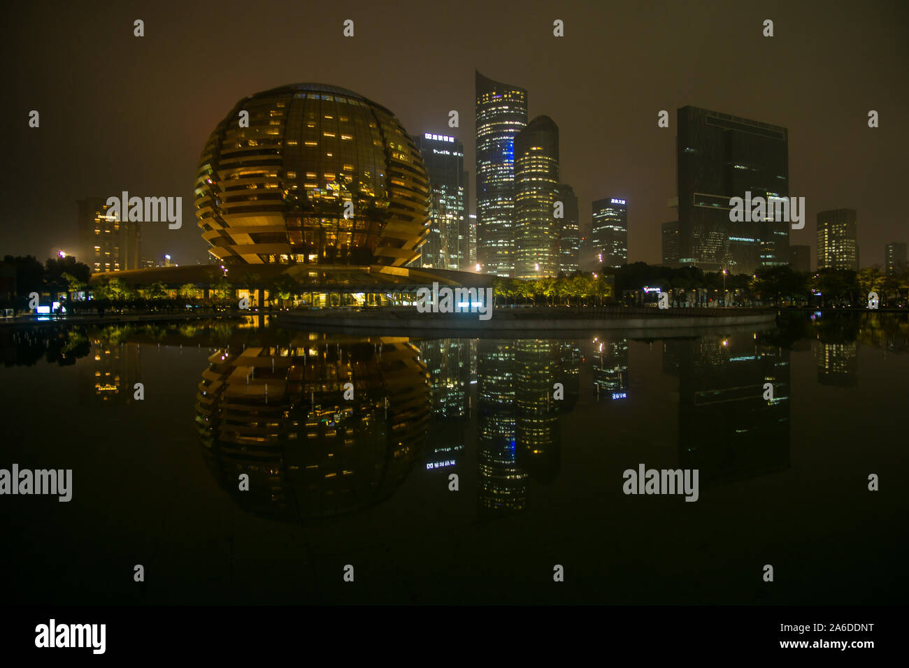 A piedi attorno alla zona di affari in Hangzhou durante la loro incredibile spettacolo luci che rende tutto il centro vivo ! Foto Stock