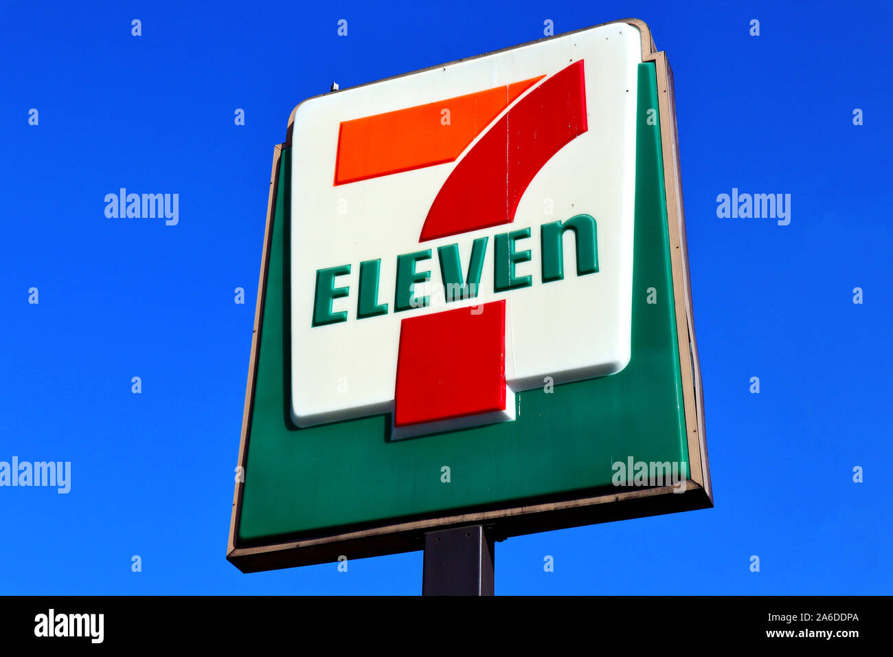7-Eleven segno, il famoso negozio di convenienza cibo Foto Stock