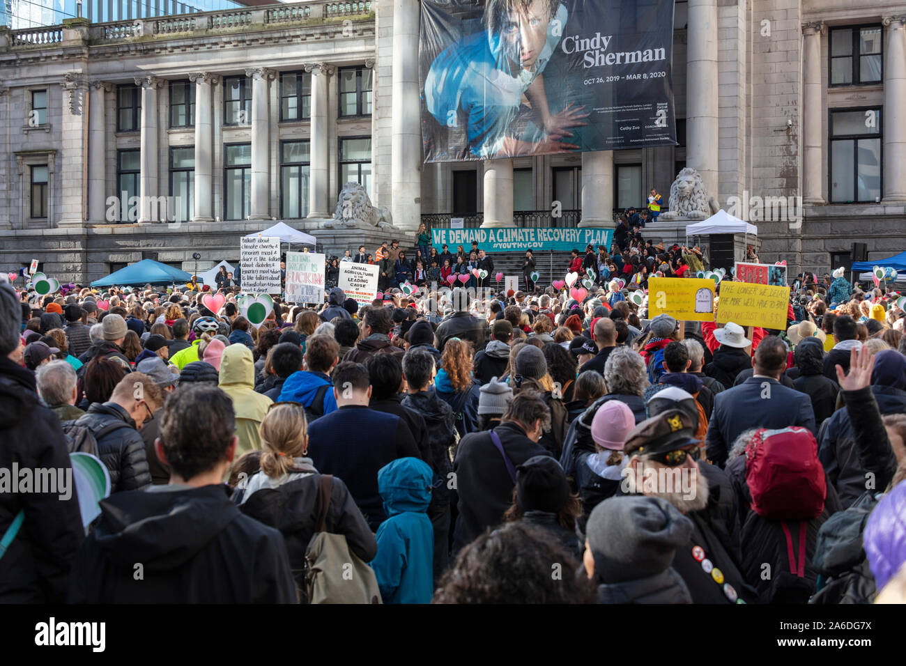 Vancouver, BC, Canada. 25 ott 2019. 15 giovani provenienti da tutto il Canada intende citare in giudizio il governo federale sul cambiamento climatico al clima di Vancouver ral Foto Stock