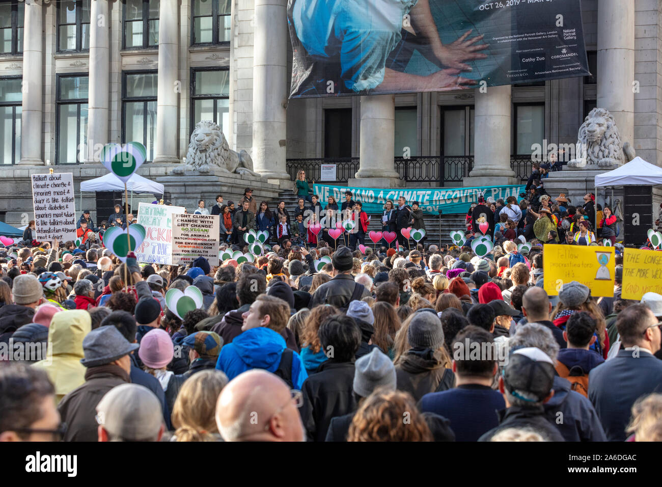 Vancouver, BC, Canada. 25 ott 2019. 15 giovani provenienti da tutto il Canada intende citare in giudizio il governo federale sul cambiamento climatico al clima di Vancouver ral Foto Stock