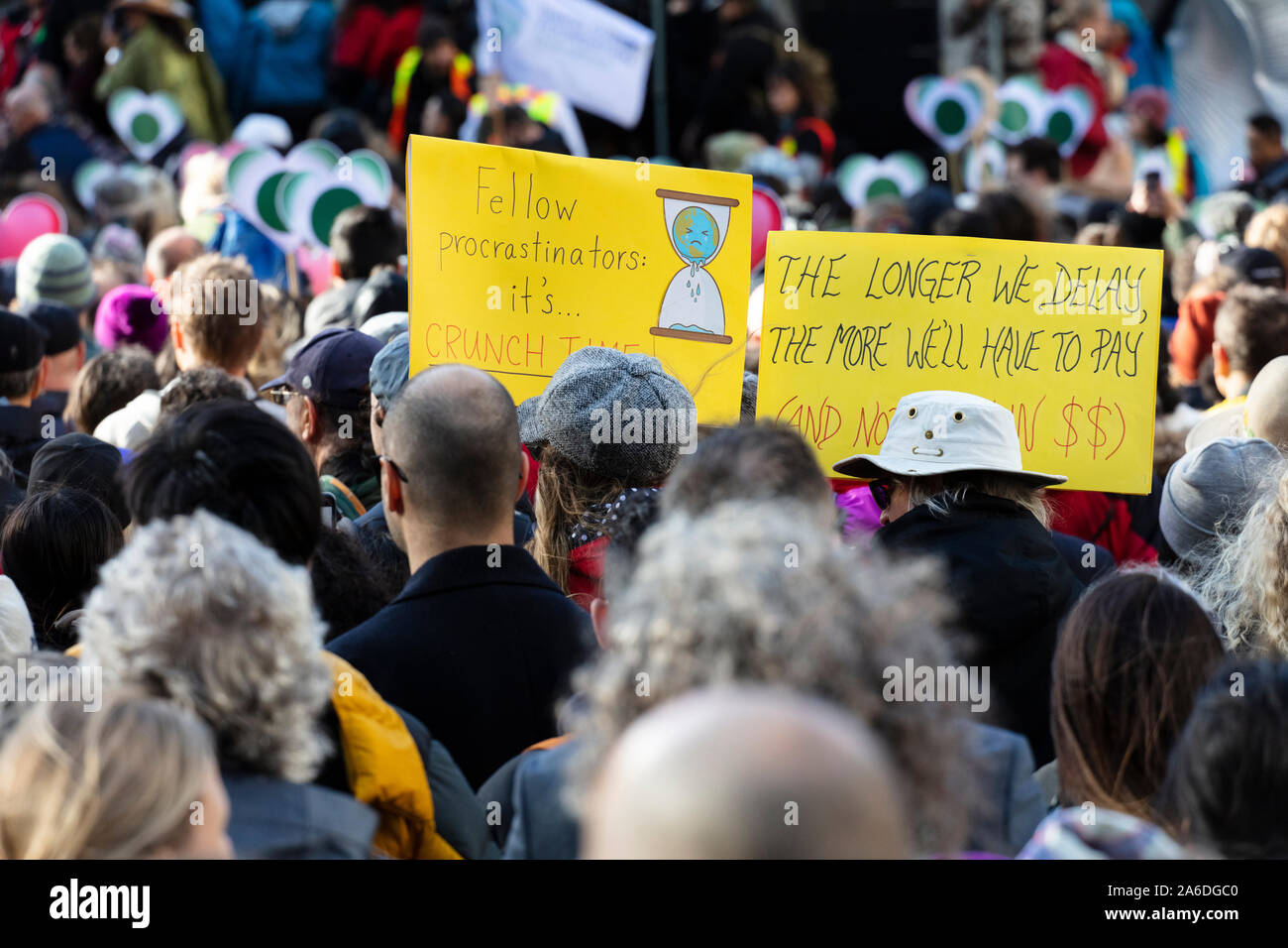 Vancouver, BC, Canada. 25 ott 2019. Gli attivisti ambientali unirsi a un clima marzo al fianco di attivista svedese Greta Thunberg nel centro cittadino di Vancouver, d Foto Stock