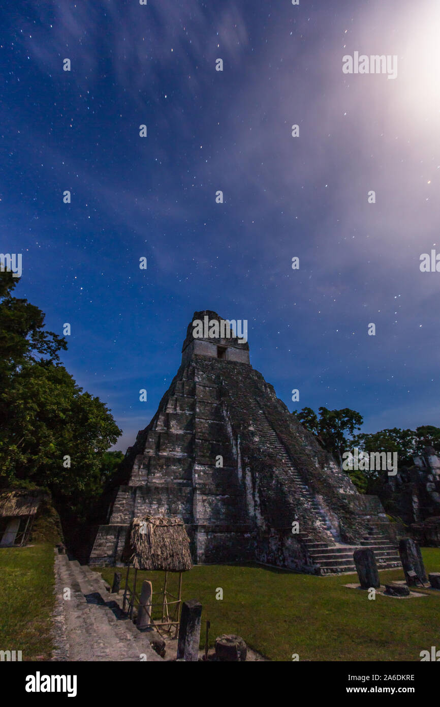 Tempio che io, tempio della grande Jaguar, dalla luce della luna piena di notte, il Parco Nazionale di Tikal, Guatemala. Un sito Patrimonio Mondiale dell'UNESCO. Foto Stock