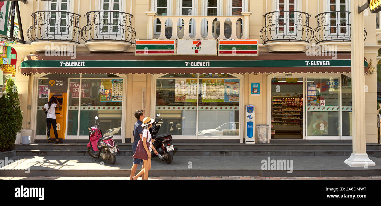 7 -11 Thailandia Sud-est asiatico. Panoramica. 7 11 esterno Foto Stock