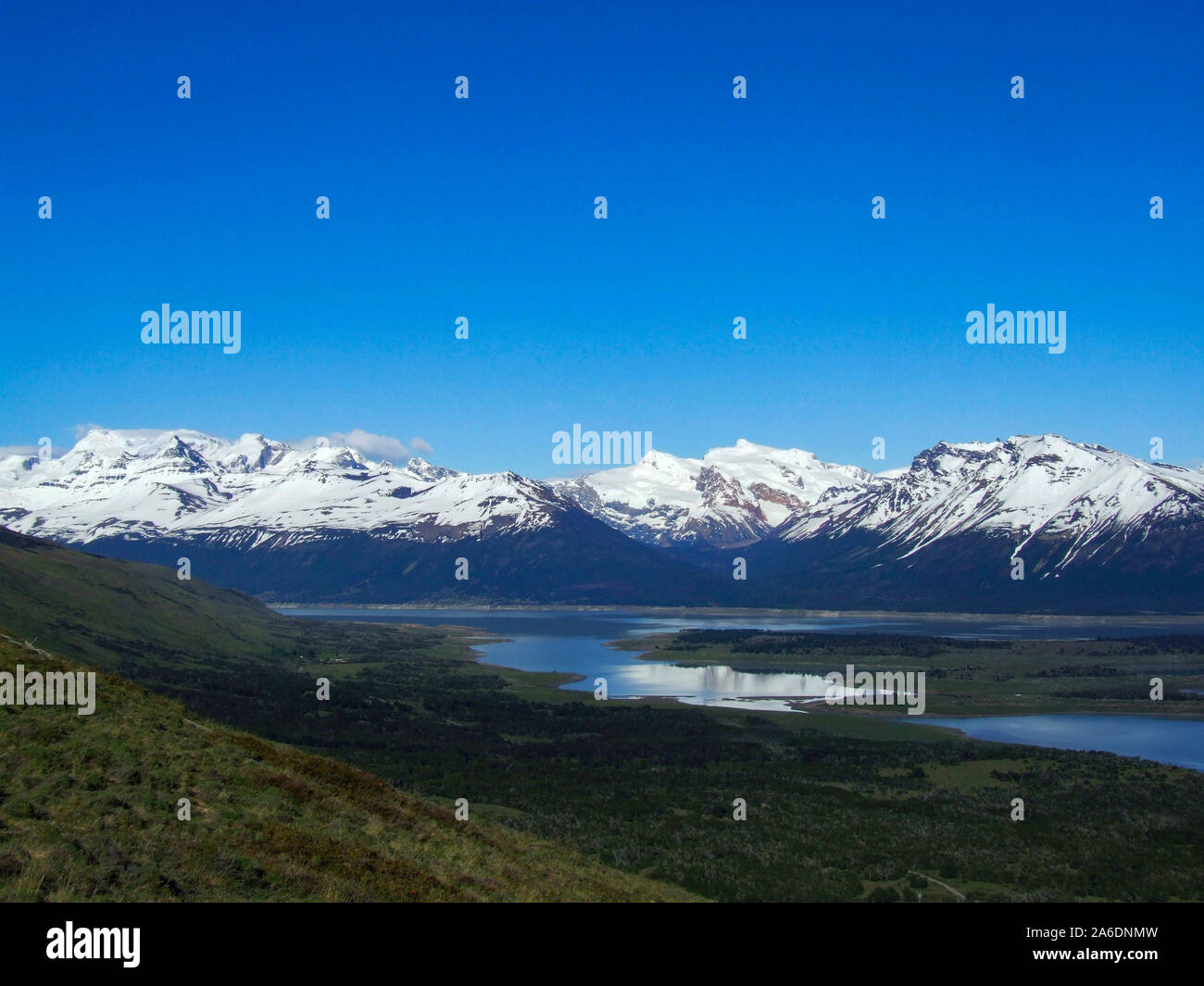 Patagonia, parco nazionale Los Glaciares, vista dal Cerro Cristales oltre il lago Roca e Brazo Sur del Lago Argentino verso Cerro Cervantes e Adriana Foto Stock