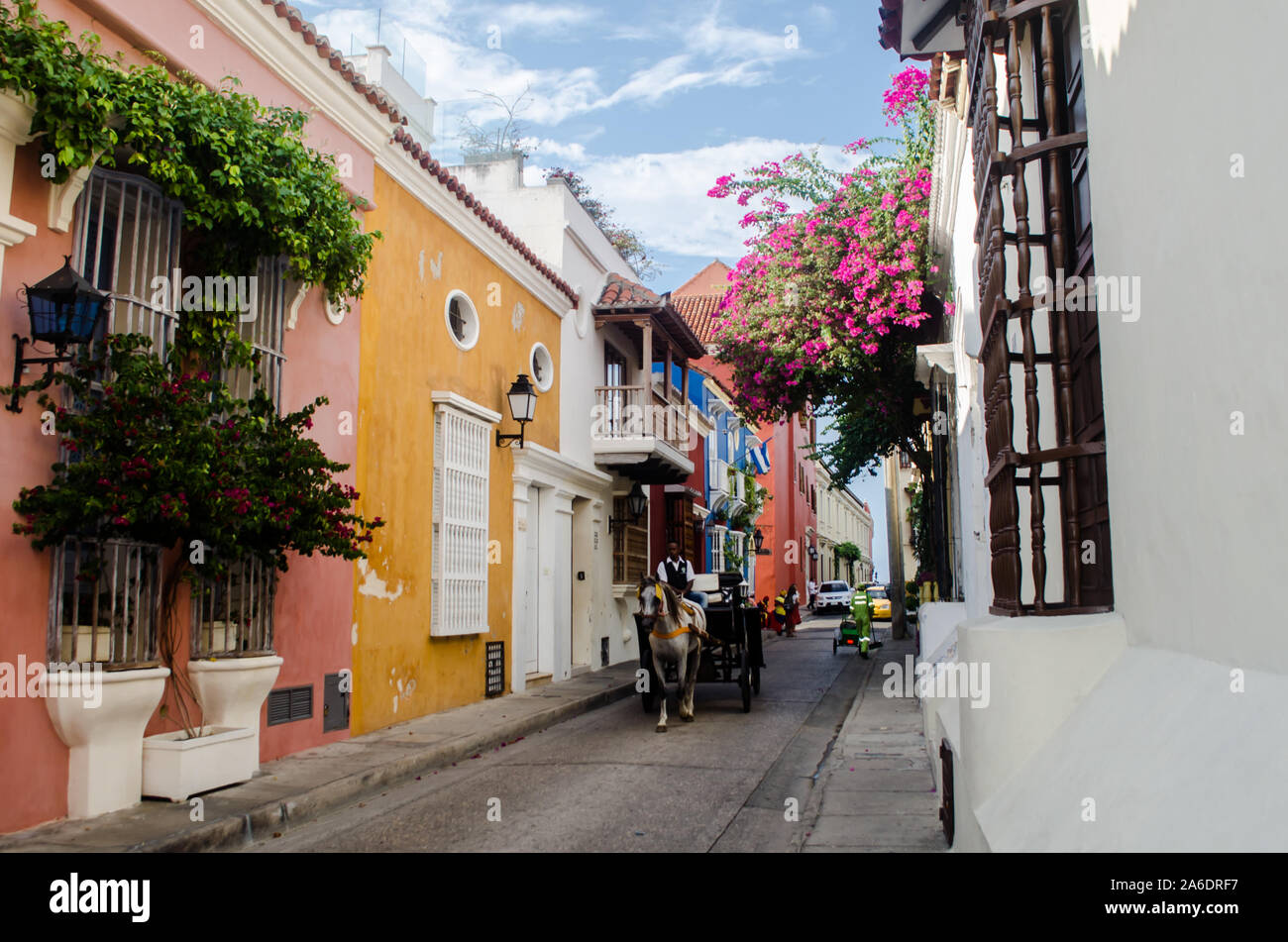 Suggestiva strada nella città murata di Cartagena Foto Stock