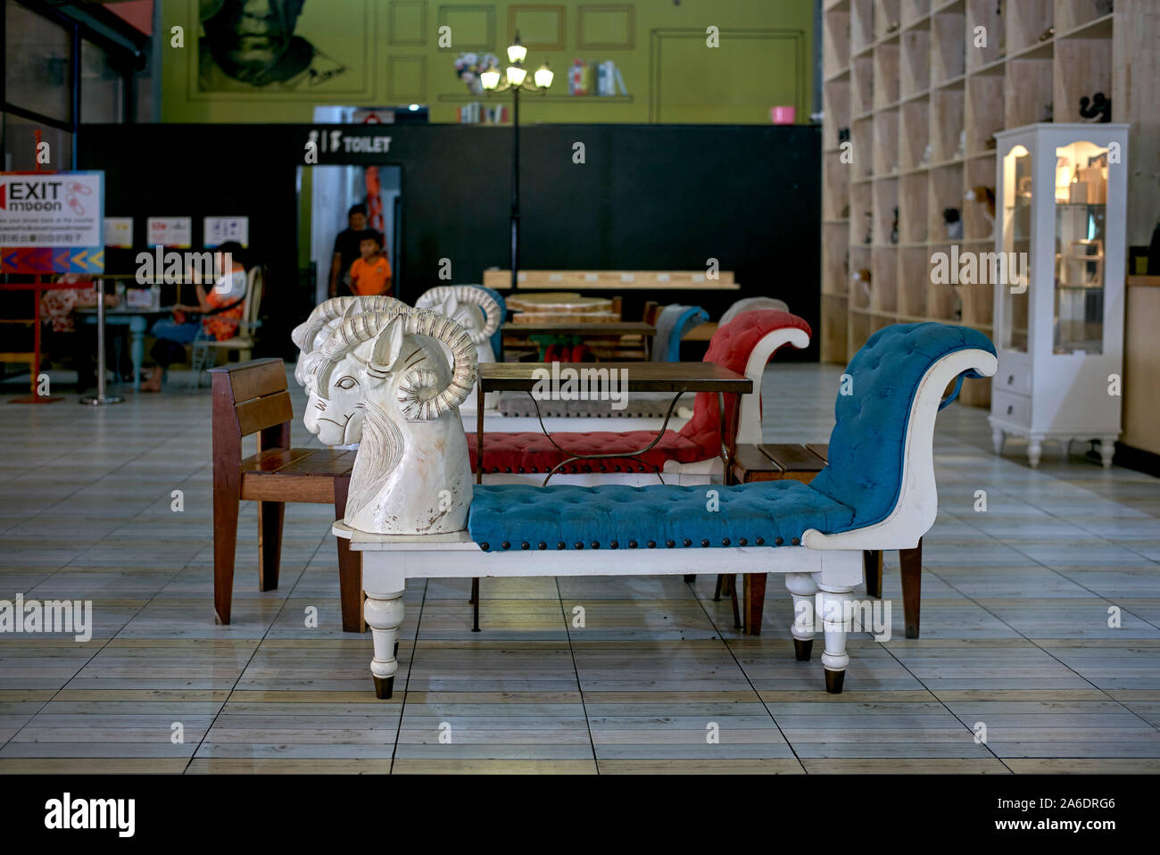 Parody Art Museum Pattaya Thailandia. Area ristorante con un insolito salotto di tipo Chaise antico sedile Foto Stock