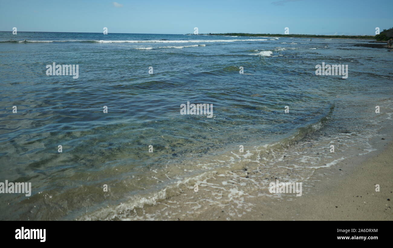 Chiaro blu Oceano Pacifico litorale, marea rotoli sulla spiaggia sabbiosa, cielo azzurro orizzonte a infinito Foto Stock