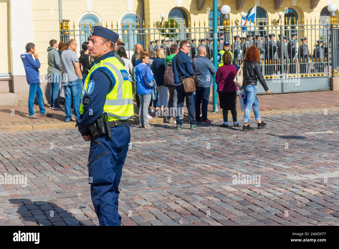 Polceman in servizio di fronte al palazzo presidenziale di Helsinki, Finlandia Foto Stock