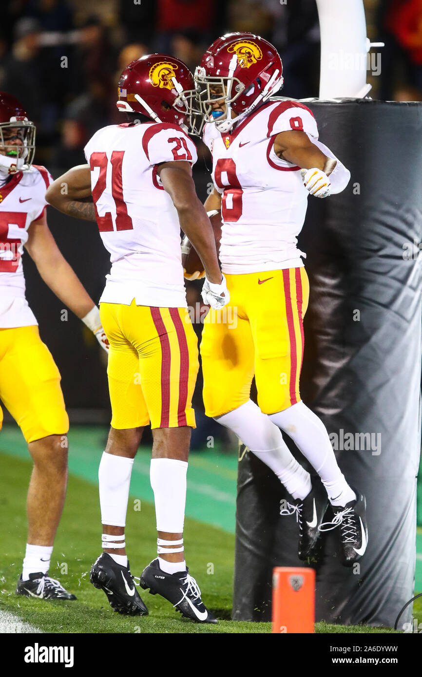 Ottobre 25, 2019: USC Trojans wide receiver Amon-Ra San marrone (8) celebra il suo touchdown con il compagno di squadra USC Trojans wide receiver Vaughns Tyler (21) nella prima metà del gioco tra il Colorado e l'USC presso Folsom Campo in Boulder, CO. USC raccolse per vincere 35-31. Derek Regensburger/CSM. Foto Stock