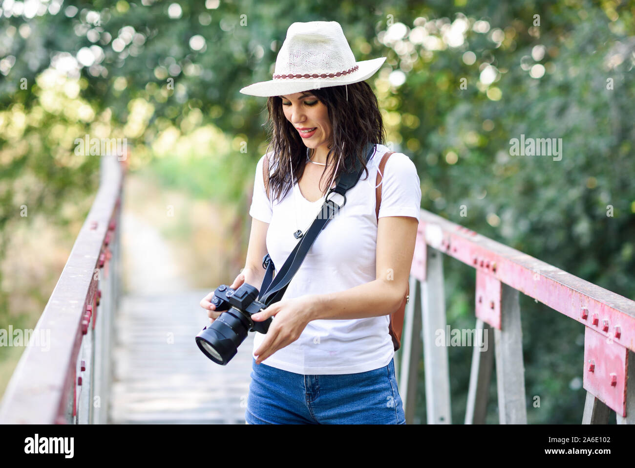 Escursionista donna scattare fotografie con una fotocamera mirrorless Foto Stock
