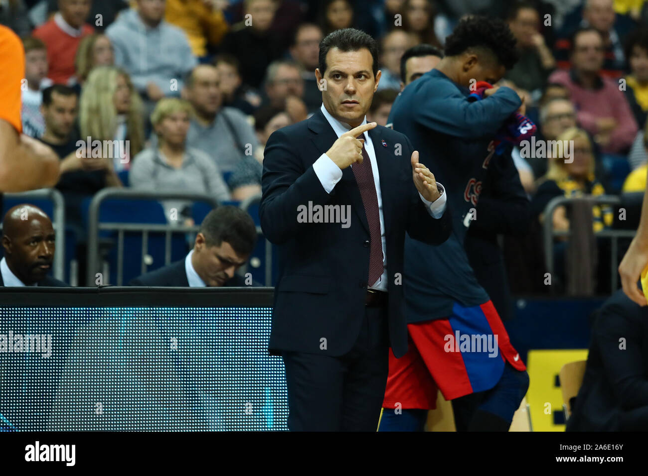 Allentaore CSKA Mosca, Dimitris itoudis durante l alba Berlin vs CSKA Mosca, Berlino, Italia, 25 ott 2019, Basket Eurolega di Basket campionato Foto Stock