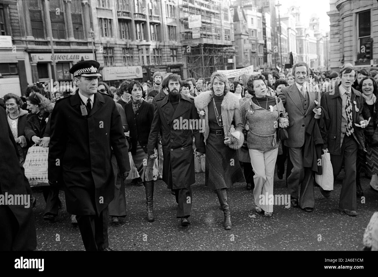 Joan Baez, Ciaran McKeow, Jane Ewart Biggs, Mairead Corrigan (estrema sinistra) di Genti di Pace marzo contro la violenza in Irlanda del Nord, 1976. Marcia della pace, da Hyde Park a Trafalgar Square rally, Londra 1976. 1970S UK HOMER SYKES Foto Stock