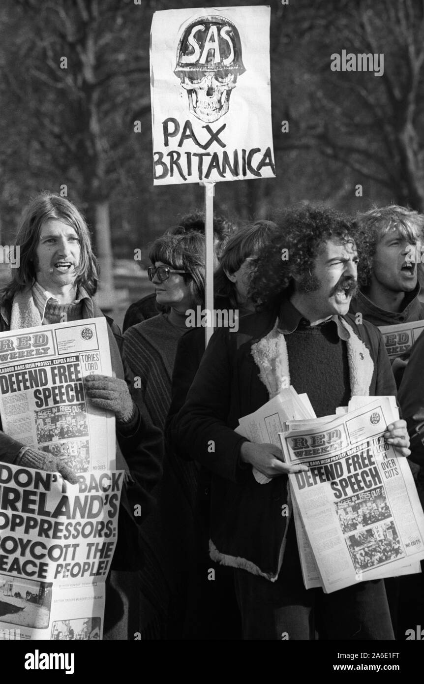 Troops Out Movement (TOM) manifestano contro il raduno del movimento per la pace nell'Irlanda del Nord a Hyde Park Londra, 1976. 1970 UK HOMER SYKES Foto Stock