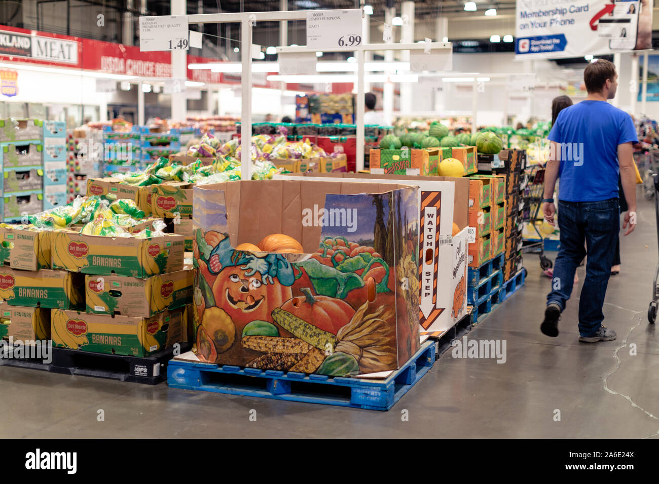 Tigard, Oregon - Oct 25, 2019 : scatole di frutta e verdura pronta per essere venduti a Costco Wholesale Foto Stock