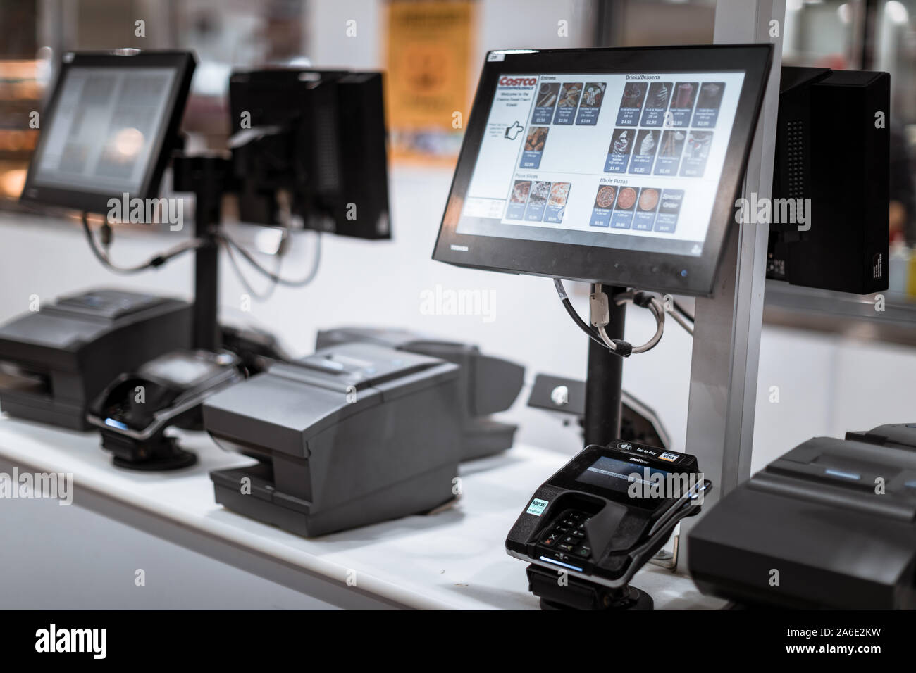 Tigard, Oregon - Oct 25, 2019 : Auto-di ordinazione e di pagamento self kiosk per il fast food in Costco Wholesale store Foto Stock