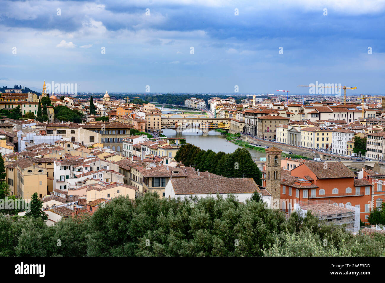 Panoramica della città di Firenze Toscana Italia con il più famoso Ponte Vecchio nella terra di mezzo. Foto Stock