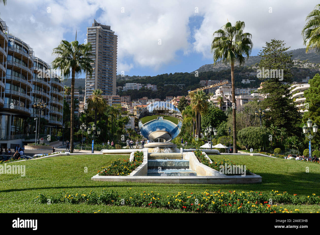 Il Casinò di Monte Carlo Monaco e il cielo specchio e fontana Foto Stock