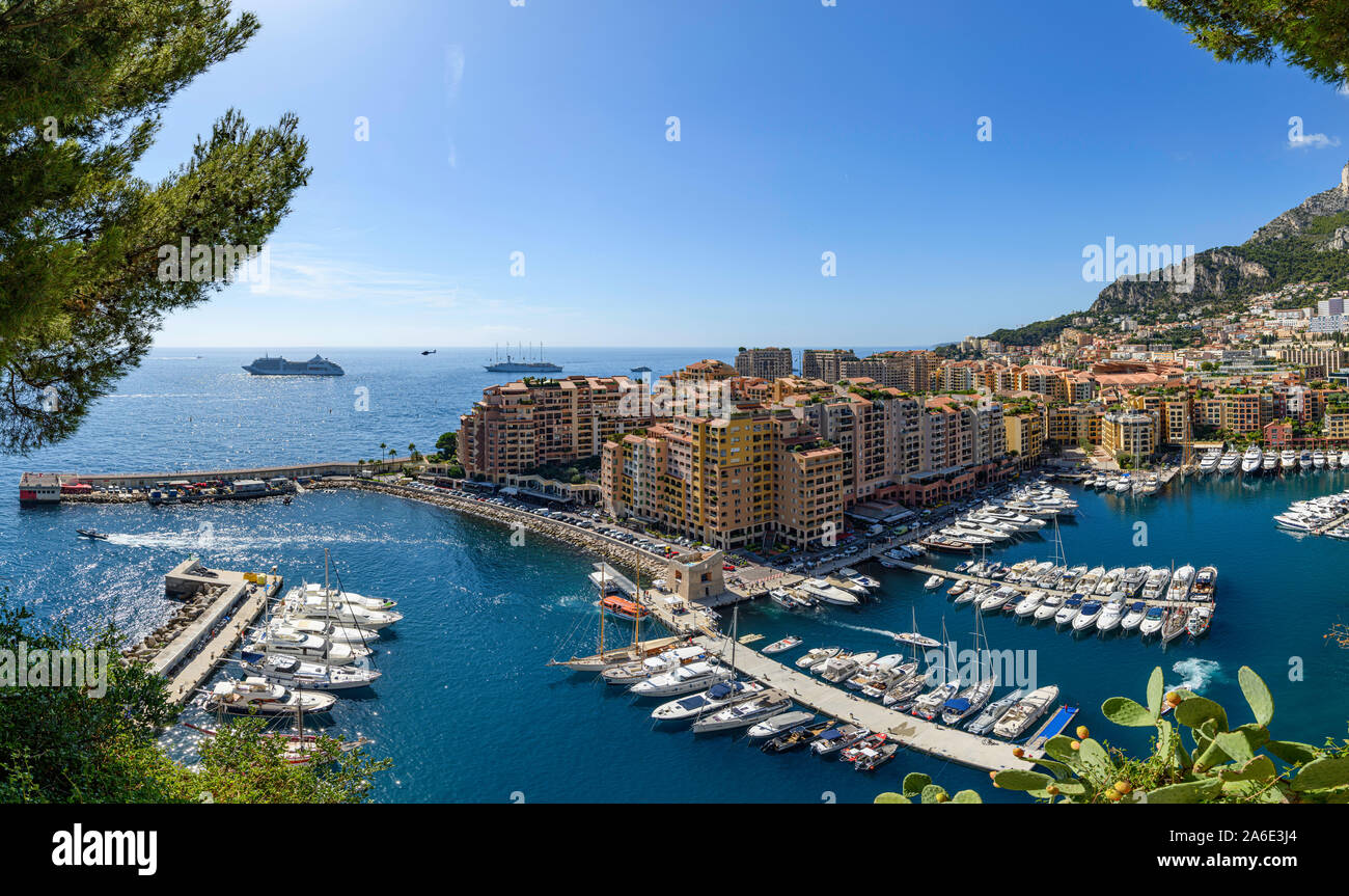 Barche in parte del porto di Monaco con alti edifici sullo sfondo. Foto Stock