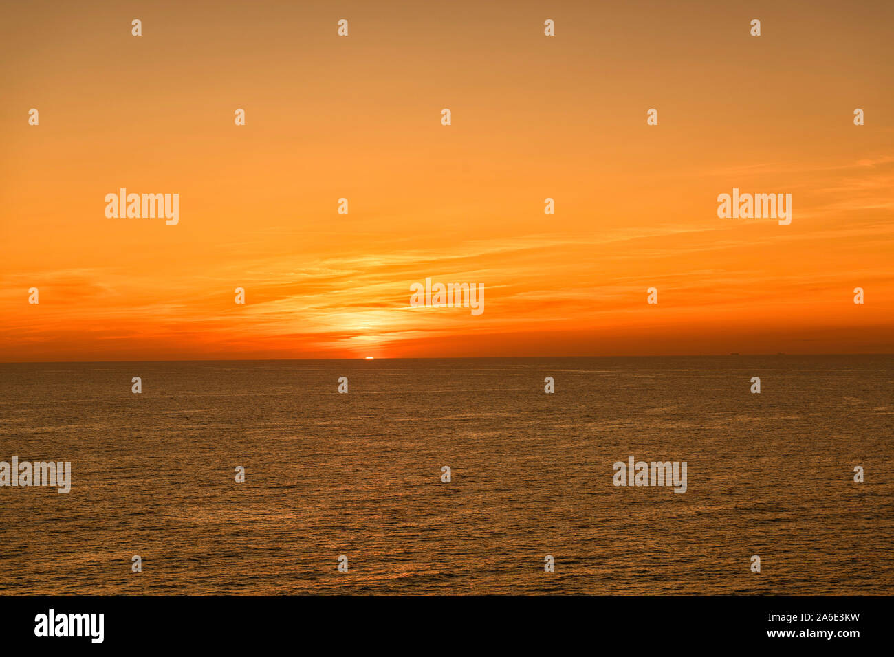 L'ultimo disco del sole in un tramonto sul Mare Mediterraneo Foto Stock