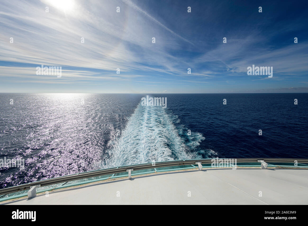 Navi scia della nave da crociera Explorer del mare sul Mar Mediterraneo. Foto Stock