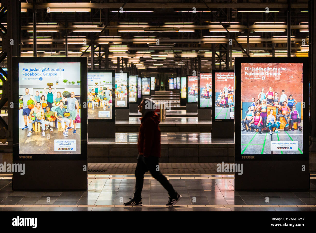 26 ottobre 2019, Assia, Frankfurt/Main: un uomo cammina attraverso una piattaforma vuota. La stazione centrale di Francoforte sarà completamente chiuso per treni da venerdì sera fino alle ore 9.30 del sabato mattina e la nuova tecnologia verrà installato. Il treno regionale fino alla stazione centrale di Francoforte Aeroporto rimarrà chiusa fino al 14 dicembre a causa della connessione del nuovo 'Giardini Gateway' S-Bahn. Foto: Andreas Arnold/dpa Foto Stock