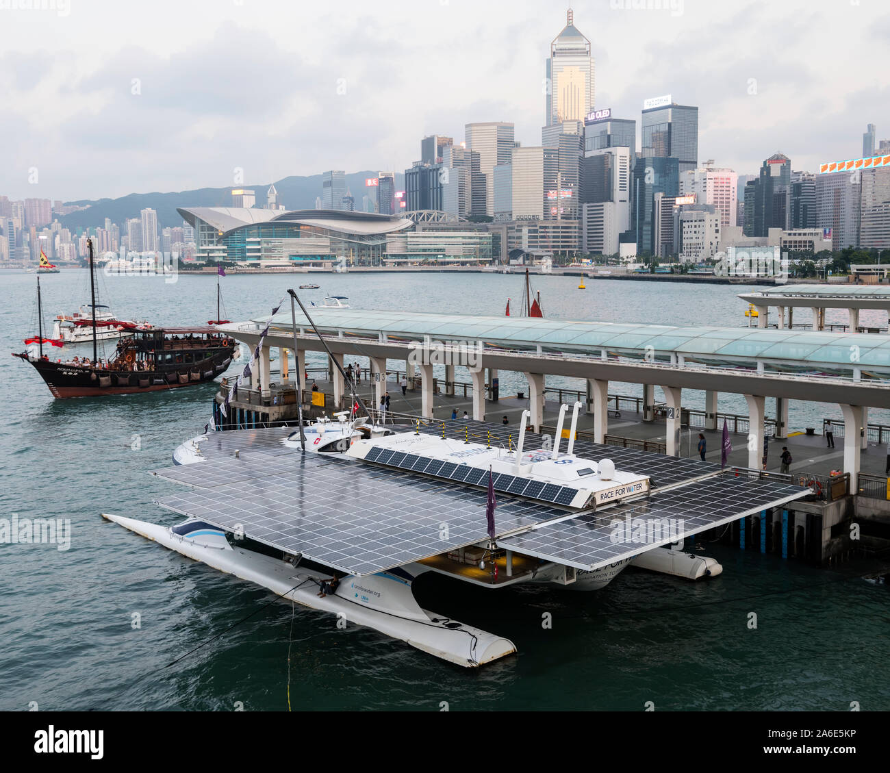 La gara per l'acqua di catamarano, il primo 100% autosufficiente powered solar nave a vela in tutto il mondo, Hong Kong, Cina. Foto Stock