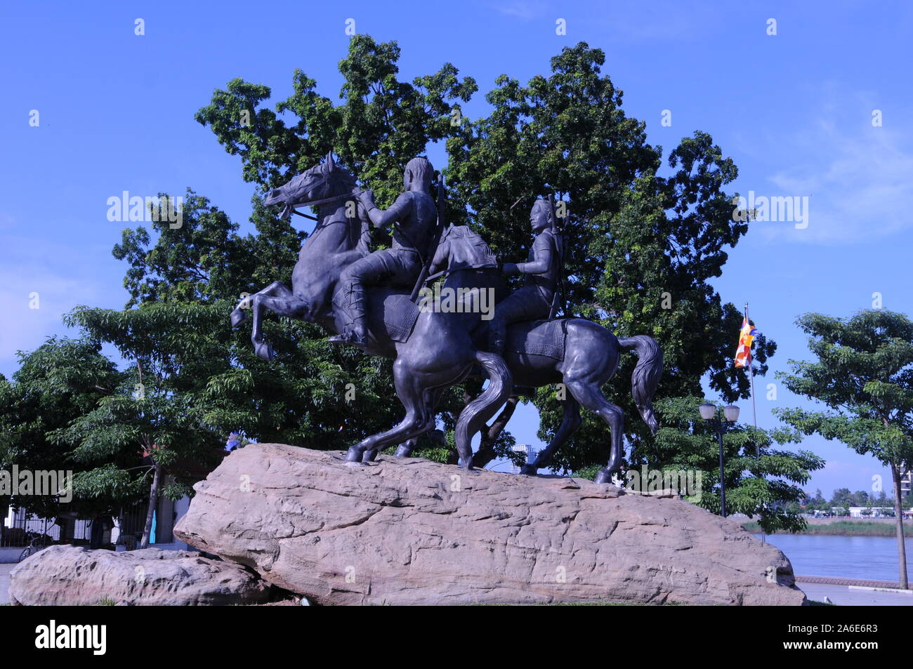 Statue equestri di Techo Meas & Techo Yort, xvii secolo i leader militari che ha guidato la lotta contro gli invasori Siamese, Phnom Penh Cambogia. Foto Stock