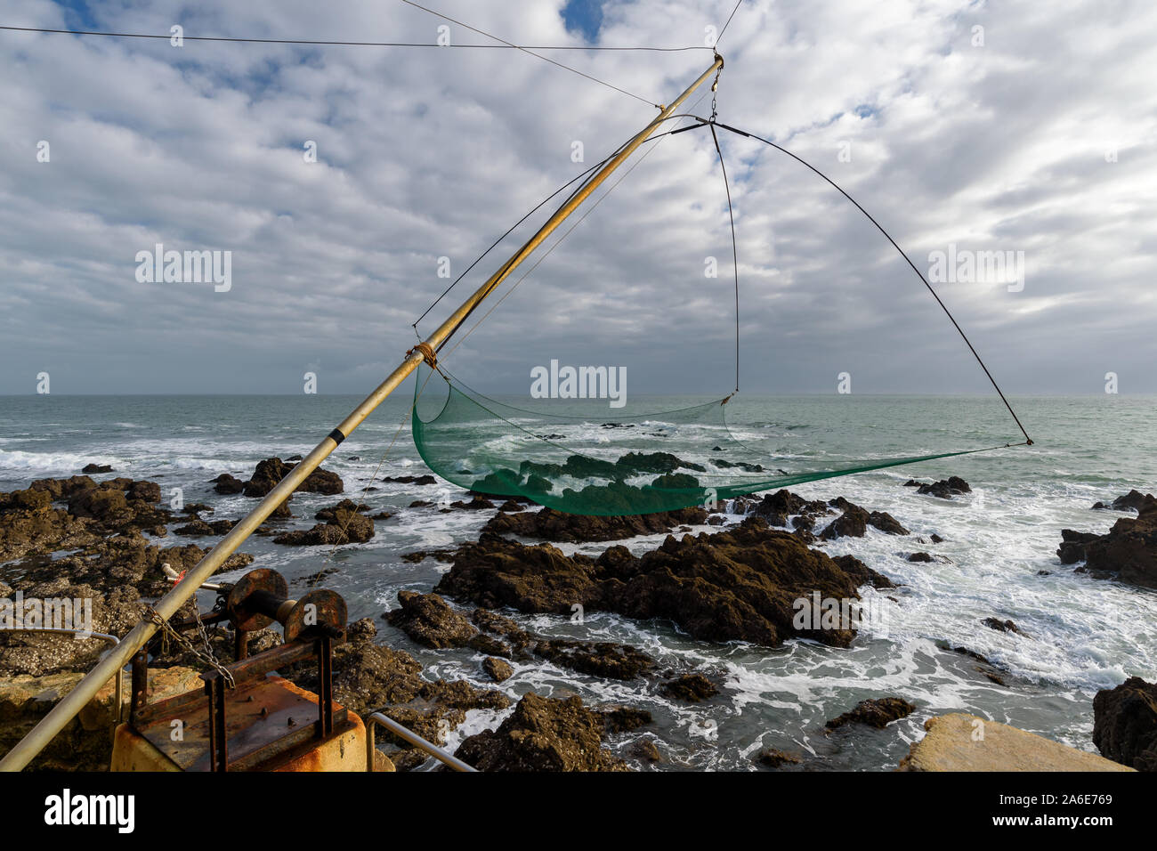 Al netto degli attrezzi da pesca lungo la costa atlantica a Le Pouliguen, dipartimento Loire-Atlantique, Francia occidentale. Foto Stock