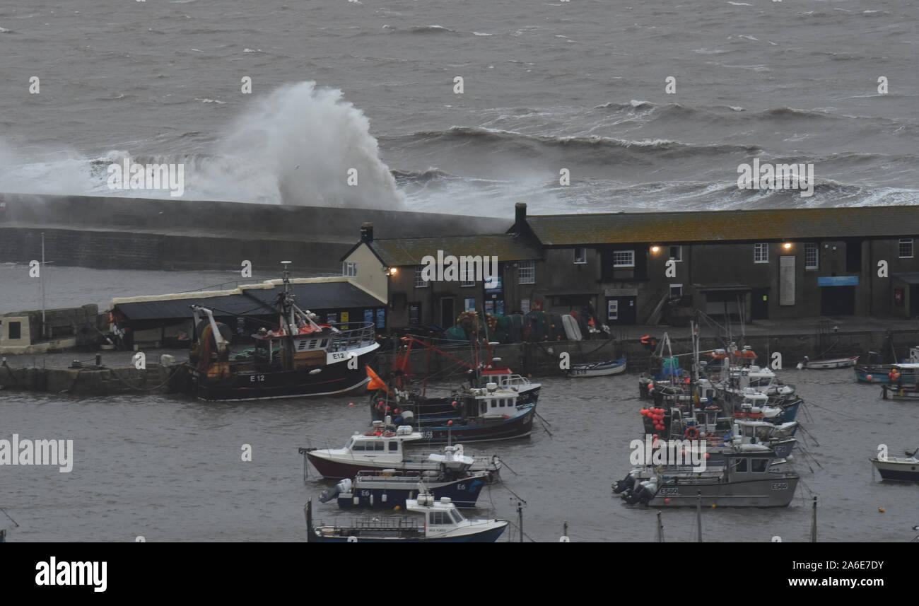 Lyme Regis, Dorset, Regno Unito. Il 26 ottobre 2019. Regno Unito: Meteo onde infrangersi oltre il Cobb e porto sulla parete una mattinata di forti venti e piogge. Credito: Celia McMahon/Alamy Live News. Foto Stock