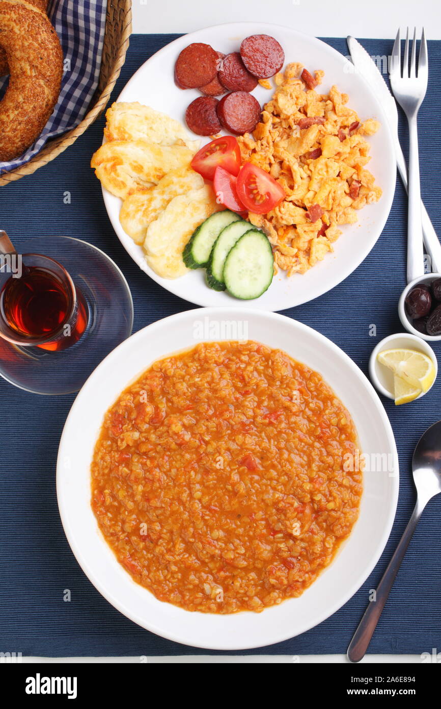 Bagno Turco La Cena Con Zuppa Di Lenticchie E Uova Strapazzate Sucuk Arrosto Fritte Il Formaggio Halloumi Olive Ortaggi Freschi Turco Bagel Simits E Te Turco Foto Stock Alamy