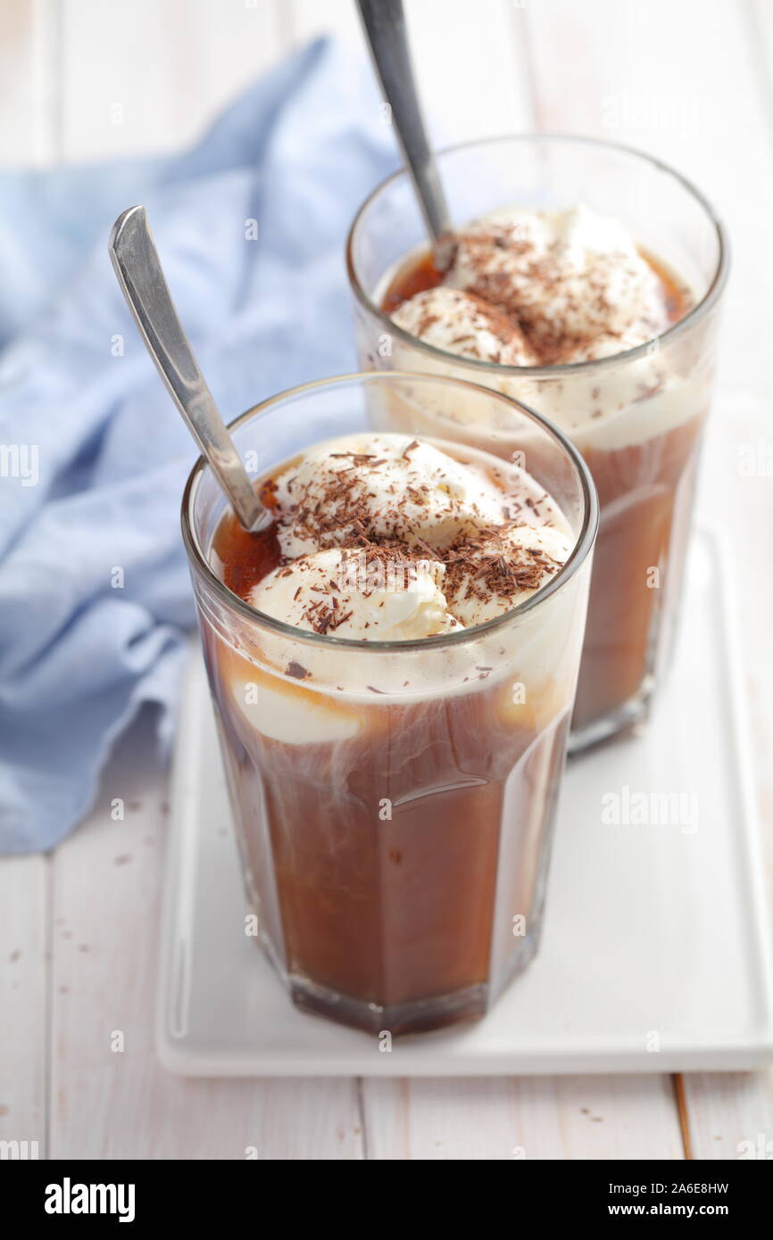 Caffè ghiacciato con gelato alla vaniglia e cioccolato grattugiato Foto Stock