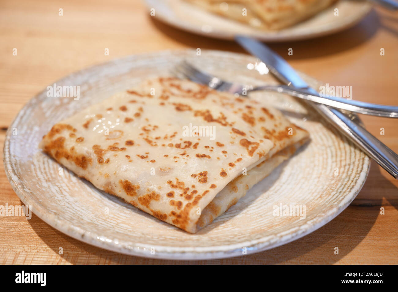 Tradizionale piatto russo blinis con cavolo ripieno su una piastra Foto Stock