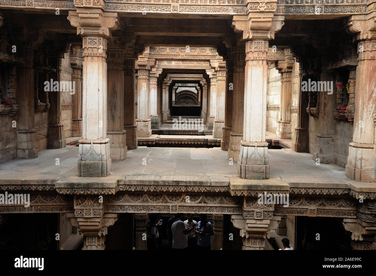 Ahmedabad, Gujarat, India - Asia: Adalaj Stepwell bella architettura e scolpito pareti di ki Adalaj Vav Indian Heritage luogo turistico Gandhinagar. Foto Stock