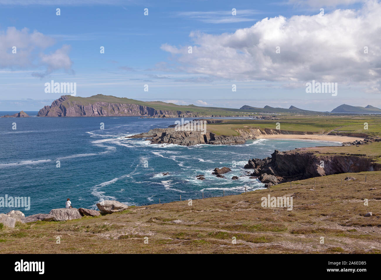 Una vista panoramica di una baia vicino a Ballyferriter sulla penisola di Dingle, Repubblica di Irlanda. Foto Stock