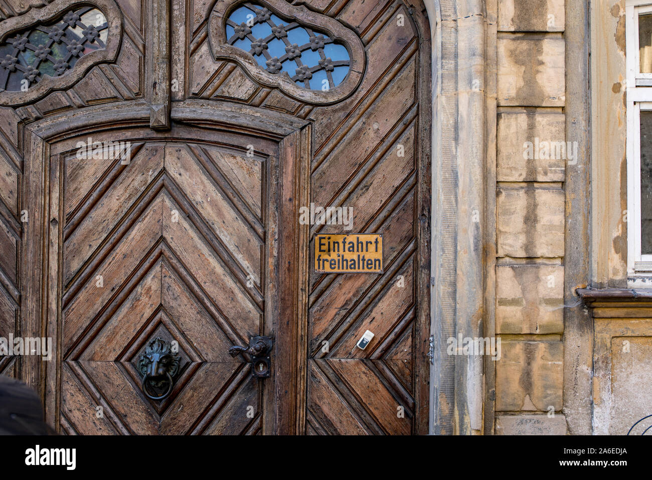 Vecchia porta di legno con segno in tedesco 'Einfahrt freihalten' -  Traduzione di "tenere il passo carraio libera Foto stock - Alamy