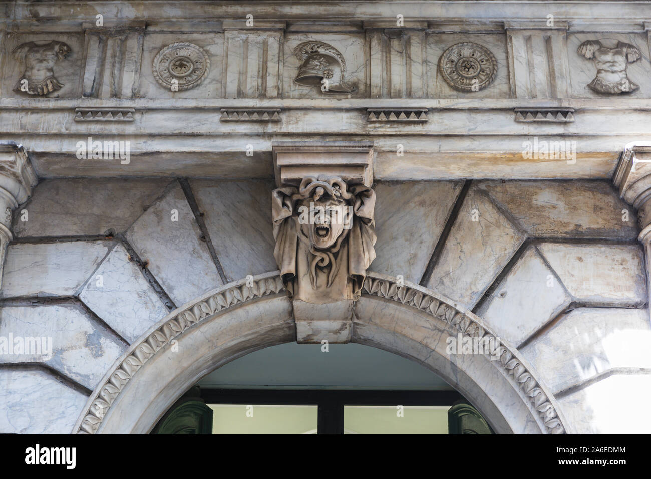 Testa con grimace come caratteristica architetturale in corrispondenza di un edificio Foto Stock