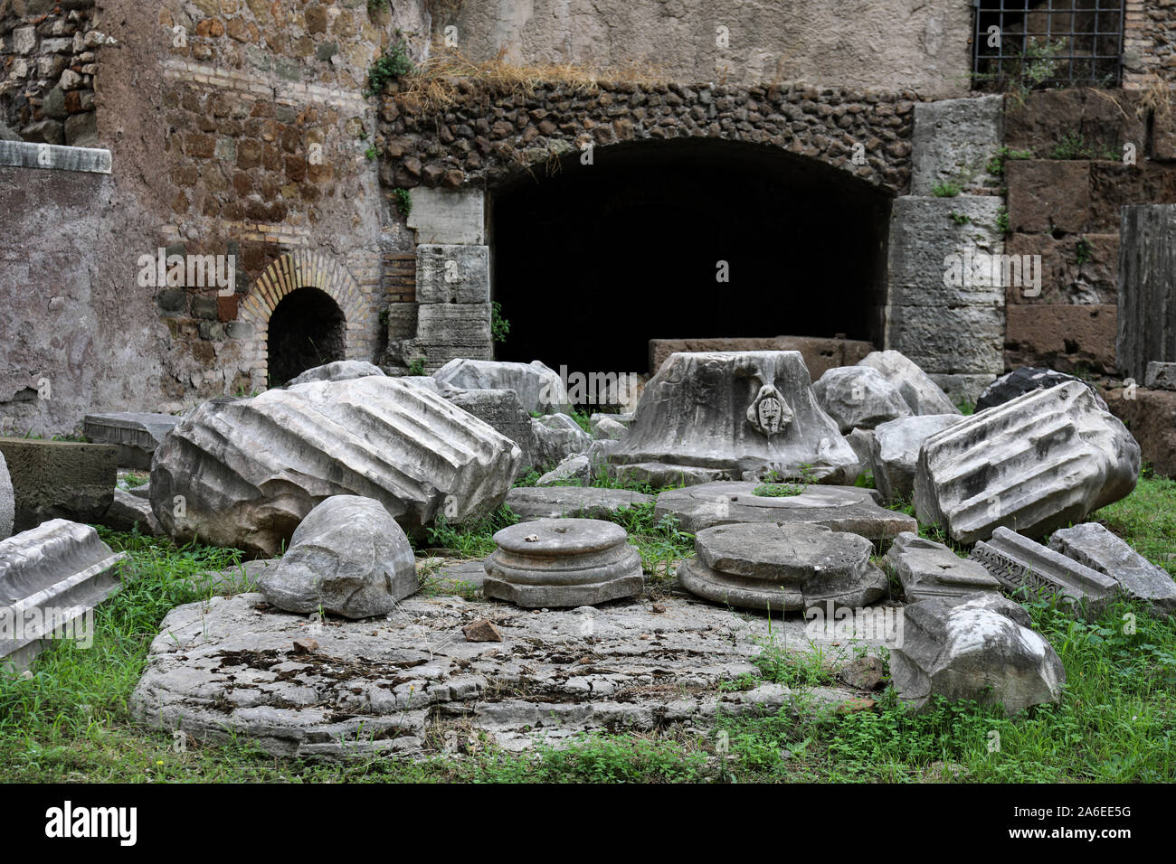 Antiche rovine romane a Portico d'Ottavia a Roma Foto Stock