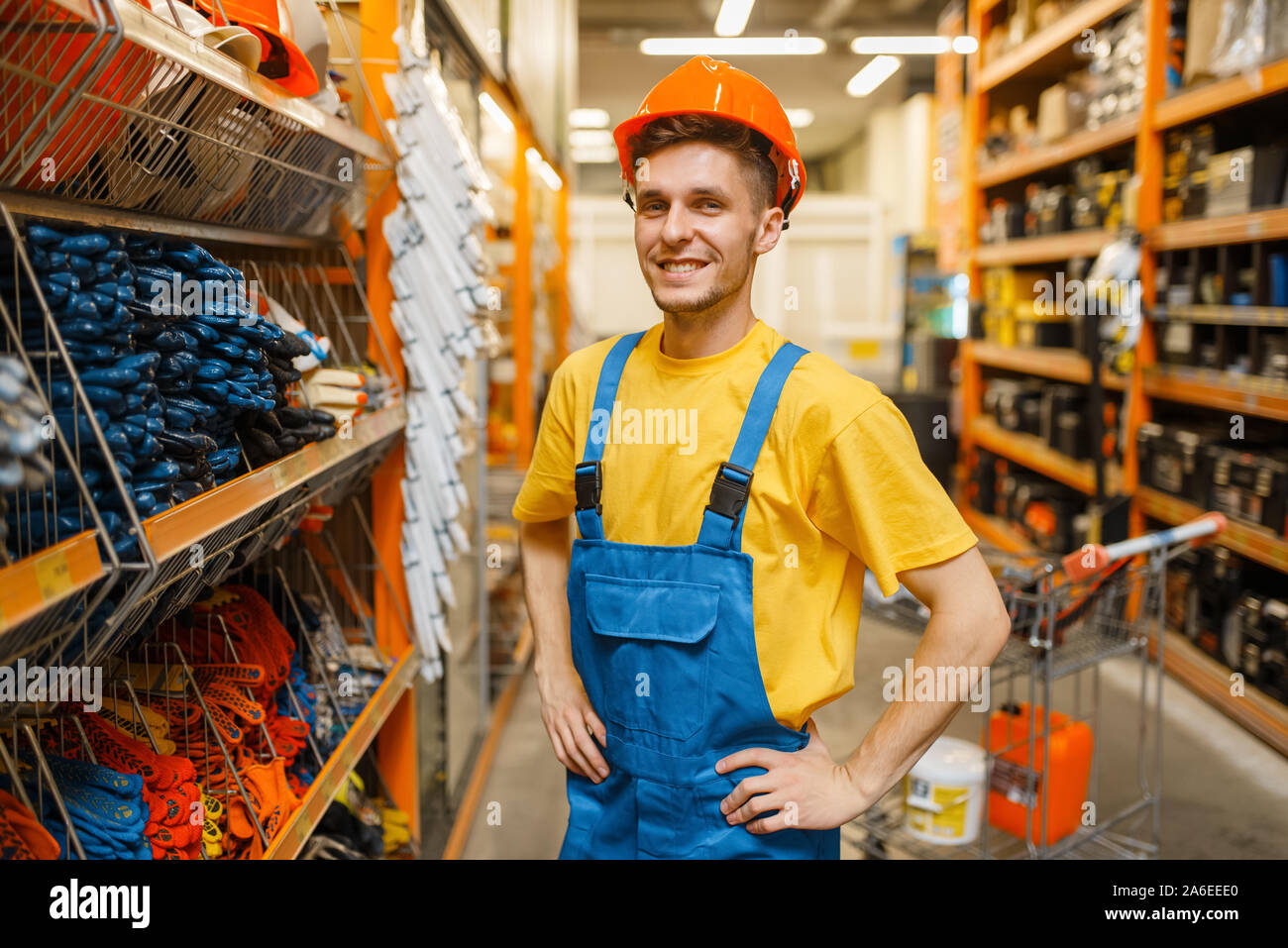 Builder maschio cercando sul casco in negozio di ferramenta Foto Stock